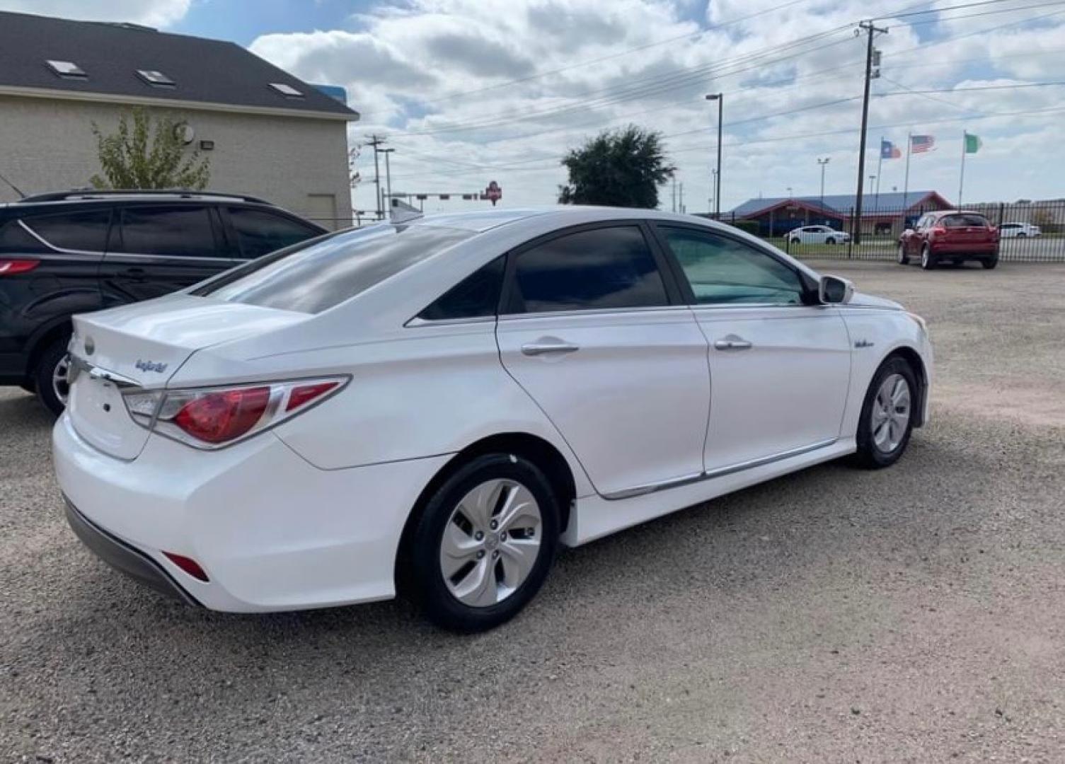 2013 White /gray Hyundai Sonata Sedan (KMHEC4A49DA) with an 2.4L L4 DOHC 16V HYBRID engine, Automatic transmission, located at 1830 North Belt Line Road, Irving, TX, 75061, (469) 524-0199, 32.834373, -96.993584 - Photo#2